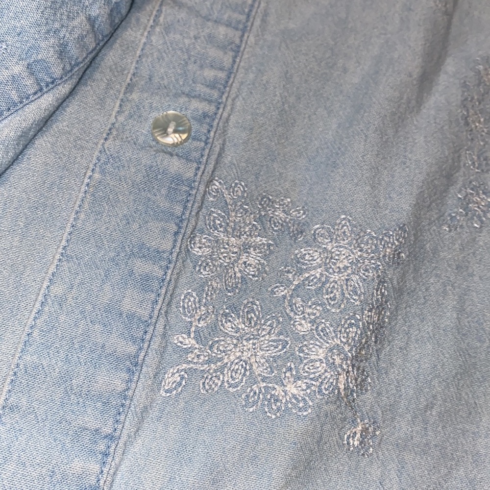 Talbots embroidered light denim button-down (M) - Picture 2 of 10